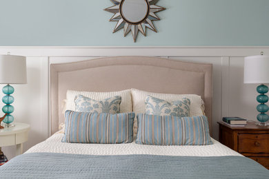 Beach style bedroom photo in Toronto