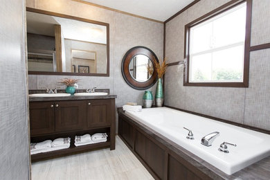 Example of a minimalist bathroom design in Nashville