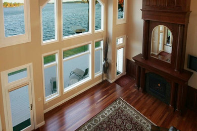 Example of a classic living room design in Montreal