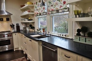 Kitchen photo in Atlanta