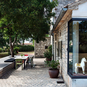 Bildschöne Terrassengestaltung mit Bank und Sitzfläche aus grauen WPC Dielen