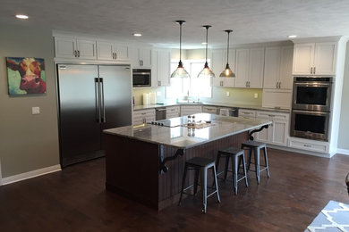 Kitchen - farmhouse kitchen idea in Seattle