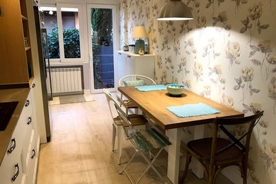 Foto de cocina lineal romántica cerrada sin isla con fregadero bajoencimera, armarios con paneles con relieve, puertas de armario blancas, encimera de cuarzo compacto, salpicadero verde, salpicadero de azulejos de cemento, electrodomésticos blancos y suelo de madera en tonos medios