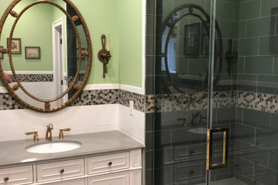 Example of a minimalist bathroom design in New York