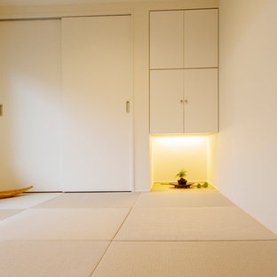 Foto på ett litet funkis allrum med öppen planlösning, med vita väggar och tatamigolv