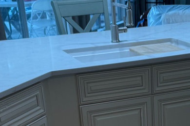 Kitchen - mid-sized modern l-shaped kitchen idea in Houston with a single-bowl sink, raised-panel cabinets, white cabinets, quartzite countertops, a peninsula and white countertops