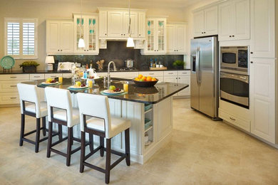 Example of a classic kitchen design in Tampa