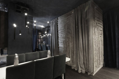 Пример оригинального дизайна: гостиная-столовая среднего размера в скандинавском стиле с серыми стенами и темным паркетным полом