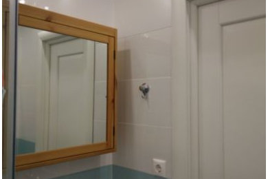 На фото: ванная комната среднего размера с стеклянными фасадами, угловым душем, разноцветной плиткой, керамической плиткой, разноцветными стенами, полом из керамической плитки, душевой кабиной, настольной раковиной, бирюзовым полом и душем с распашными дверями