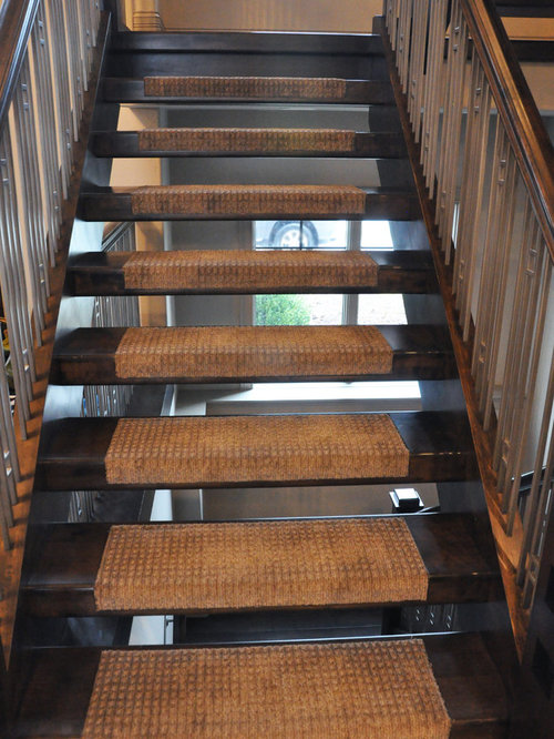 Treppenhaus mit teppich treppenstufen und schwebender treppe ...