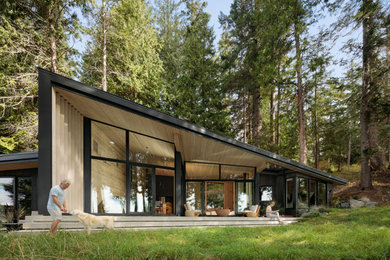 Modern exterior home idea in Vancouver