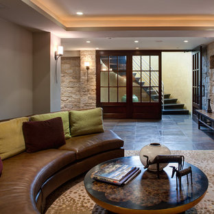 Diseño de sótano con puerta contemporáneo con paredes beige y suelo de baldosas de cerámica