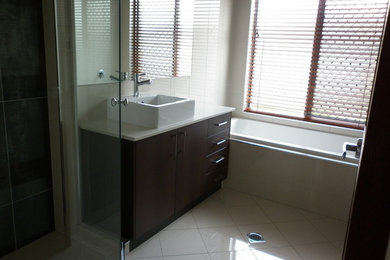 Design ideas for a small modern bathroom in Darwin.