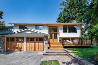 Example of a mid-century modern exterior home design in Seattle