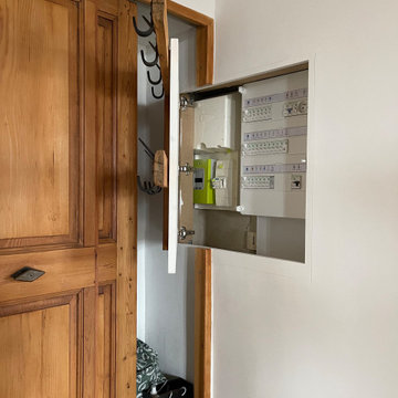 Agencement d'une niche avec porte technique dissimulée