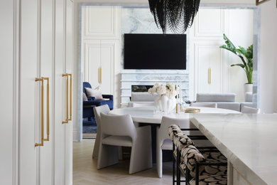 Immagine di un'ampia sala da pranzo aperta verso la cucina contemporanea con pareti bianche, pavimento in gres porcellanato e pavimento beige