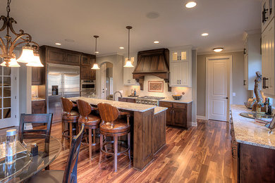 Kitchen - traditional kitchen idea in Minneapolis