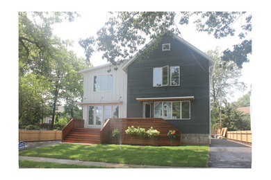 Mid-sized cottage exterior home photo in New York