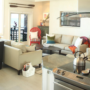 Ispirazione per un piccolo soggiorno stile marinaro aperto con pareti beige, pavimento in ardesia e parete attrezzata