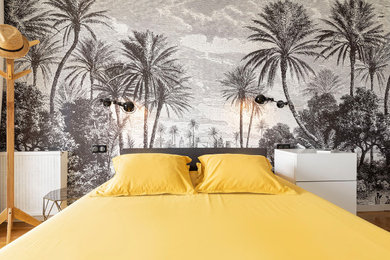 Cette photo montre une chambre parentale tendance de taille moyenne avec un mur noir et parquet foncé.