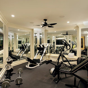 シカゴの地中海スタイルのおしゃれなトレーニングルーム (ベージュの壁、グレーの床) の写真