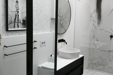 Idée de décoration pour une salle de bain minimaliste avec des portes de placard noires.