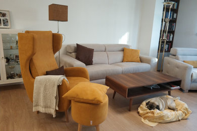 Imagen de salón para visitas abierto moderno de tamaño medio con paredes blancas y suelo de madera clara