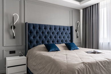 Идея дизайна: хозяйская спальня в светлых тонах в стиле неоклассика (современная классика) с серыми стенами, коричневым полом и многоуровневым потолком