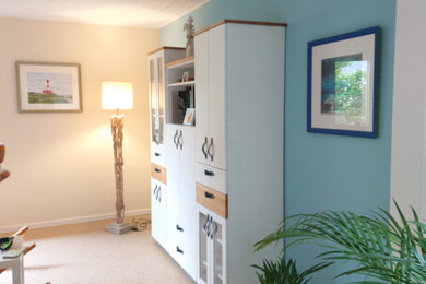 Kleines, Offenes Country Wohnzimmer mit blauer Wandfarbe, TV-Wand, beigem Boden, Holzdecke und Wandgestaltungen in Hannover