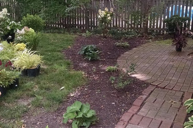 Inspiration for a traditional landscaping in Cleveland.