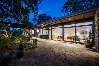 This is an example of a midcentury home design in Adelaide.