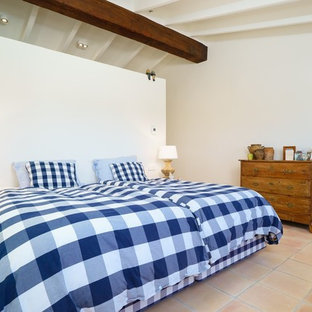 Foto de dormitorio principal, mediterráneo, con paredes blancas, suelo de baldosas de terracota y suelo beige