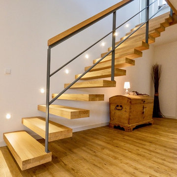 Kragarmtreppe mit Flachstahlgeländer