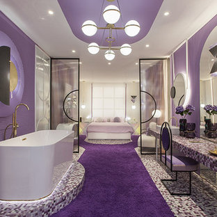 Inspiration pour une très grande chambre ethnique avec un mur violet et un sol violet.