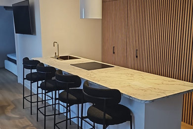 Réalisation d'une cuisine minimaliste.