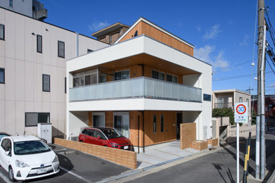 Imagen de fachada de casa blanca y gris minimalista pequeña de dos plantas con tejado de un solo tendido y tejado de metal