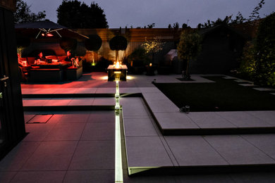 Esempio di un giardino formale minimalista esposto a mezz'ombra di medie dimensioni e dietro casa con un caminetto