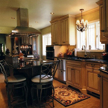 Eat-in Kitchen - Dry Bar, Island, & Seating