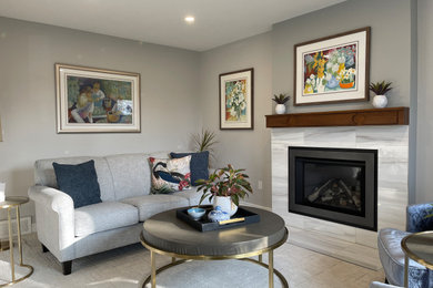 Пример оригинального дизайна: открытая гостиная комната среднего размера в современном стиле с серыми стенами, ковровым покрытием, стандартным камином, фасадом камина из плитки и белым полом
