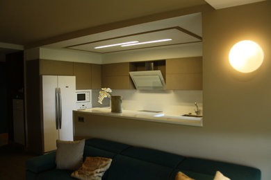 This is an example of a modern eat-in kitchen in Bilbao with with island.