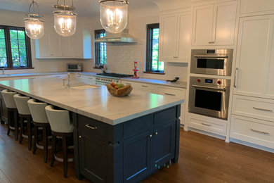 Eat-in kitchen - mid-sized medium tone wood floor eat-in kitchen idea in Dallas with an island