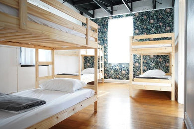 Modernes Schlafzimmer mit braunem Holzboden in Los Angeles
