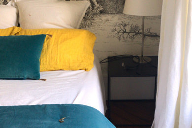 パリにある中くらいなモダンスタイルのおしゃれな客用寝室のレイアウト