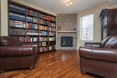 Mid-sized elegant home design photo in Toronto