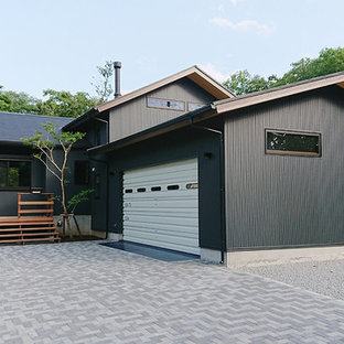 他の地域のモダンスタイルのおしゃれな家の外観 (黒い外壁、切妻屋根) の写真