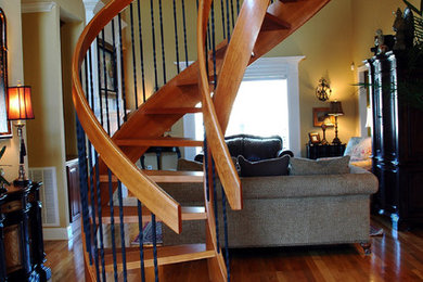 Imagen de sala de estar abierta tradicional con suelo de madera en tonos medios