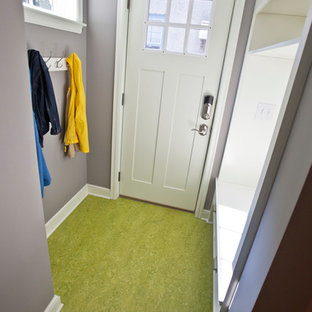 Inspiration för en eklektisk entré, med blå väggar, linoleumgolv och grönt golv