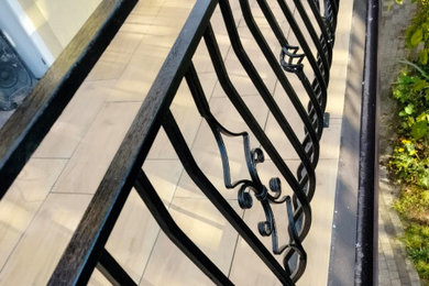 Ein neues Gesicht für den Balkon: Fliesenverlegung und Putzrenovierung