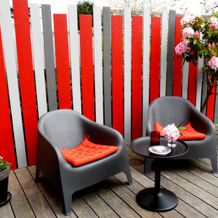 Photo of a contemporary patio in Rennes with decking, no cover and a container garden.