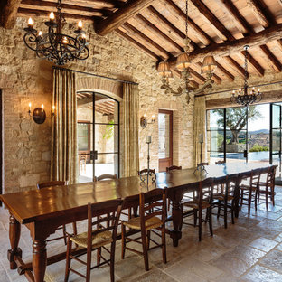 Modelo de comedor rural, grande, abierto, con suelo de piedra caliza y chimenea tradicional